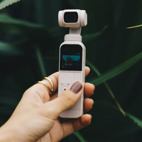 ブレずに撮れる小型4Kジンバルカメラ「DJI Pocket 2」にホワイトモデルが登場