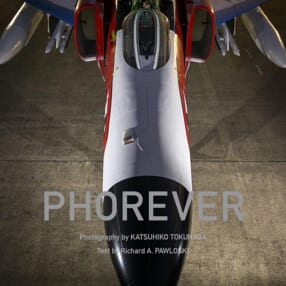 “ファントム”の雄姿と歴史がこの中にある『PHOREVER　航空自衛隊 F-4ファントムII 写真集』