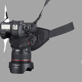 もうブラブラしない！ カメラを腰にホールドできる便利アイテム「GW-ADVANCE カメラホルスター ライト 02 S」