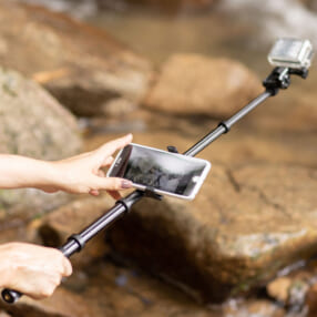 コンデジやアクションカメラとスマホを同時に装着できるLuvipodの一脚ポール発売