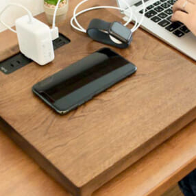 上に置くだけで充電開始！ USBポートも付いてる新発想の小物置きテーブル「ココニオクダケ」
