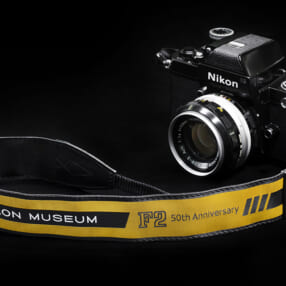 ファンなら見逃せない！ 懐かしデザインの「ニコンF2誕生50周年記念ストラップ」限定発売