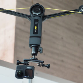 スマホやカメラで手軽に空中から撮影できる新発想の“ケーブルカム”【Inter BEE 2021】