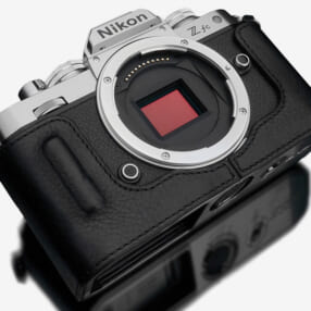 「ニコン Z fc」にピッタリのクラシカルなレザーボディケース「GARIZ Nikon Z fc用ボディケース」
