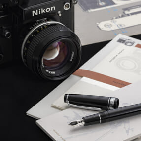 ファン心をくすぐる「ニコンF2」誕生50周年記念の万年筆とマグカップが限定発売