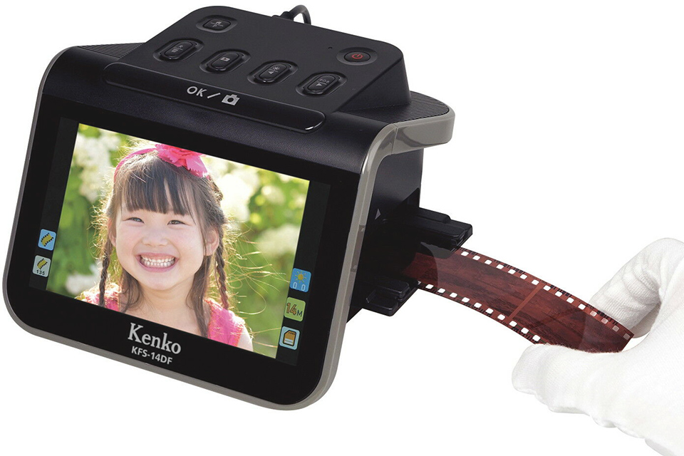 フィルムをどんどん差し込んで簡単データ化！ パソコンいらずの「5