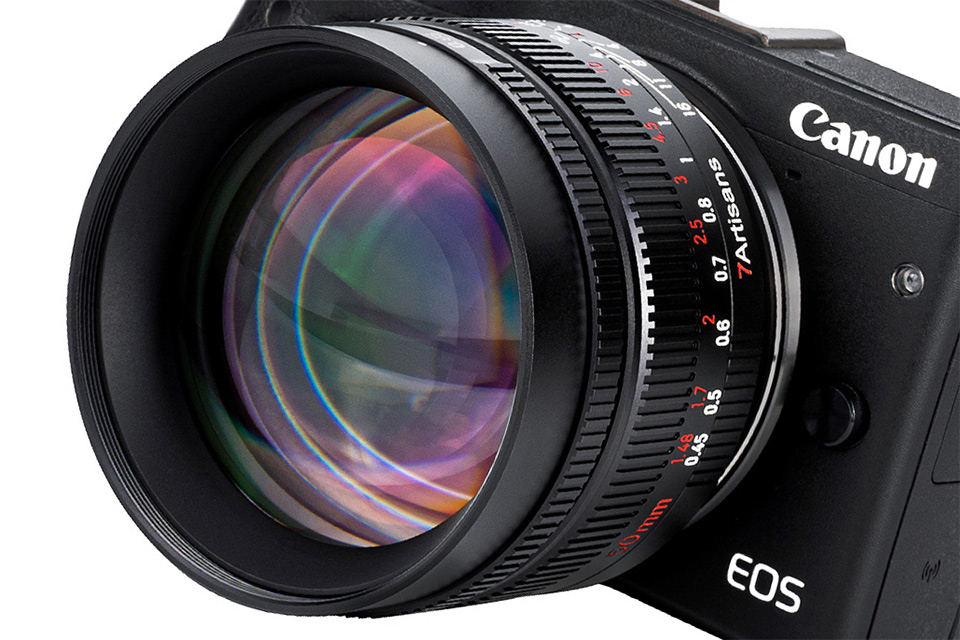 明るい開放F0.95が3万円台！ APS-Cミラーレス対応の超大口径標準