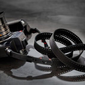 アナログカメラ好きに絶対“刺さる”インパクト大のデザイン「ロックンロール フィルムストラップ」