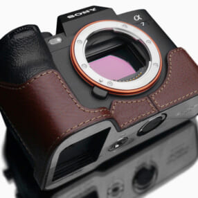 カメラを保護しながらおめかしできる高級イタリアンレザーのGARIZ本革カメラケース「α7 IV」用