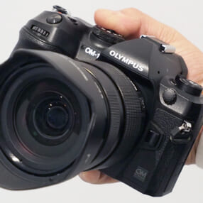 ミラーレスカメラ「OM SYSTEM OM-1」でデジタルシフト撮影時の動作安定性が向上