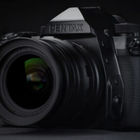 すべてが漆黒の一眼レフカメラ「PENTAX K-3 Mark III Jet Black」ファンの声に応えて製品化