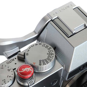 小型のカメラもグッと持ちやすく！ カメラに親指の居場所を作る「FUJIFILM X-T30II｜X-T30専用サムレスト」
