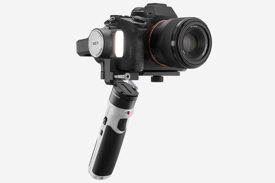 LEDライト内蔵、フルサイズミラーレスに対応する3万円台の3軸ジンバル「ZHIYUN CRANE M2 S」 | CAPA CAMERA WEB