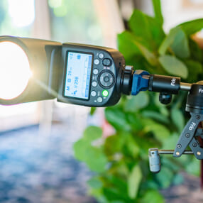 オフカメラ/ワイヤレス発光時のストロボ設置に役立つアクセサリーシューアダプター「Frio Hold」