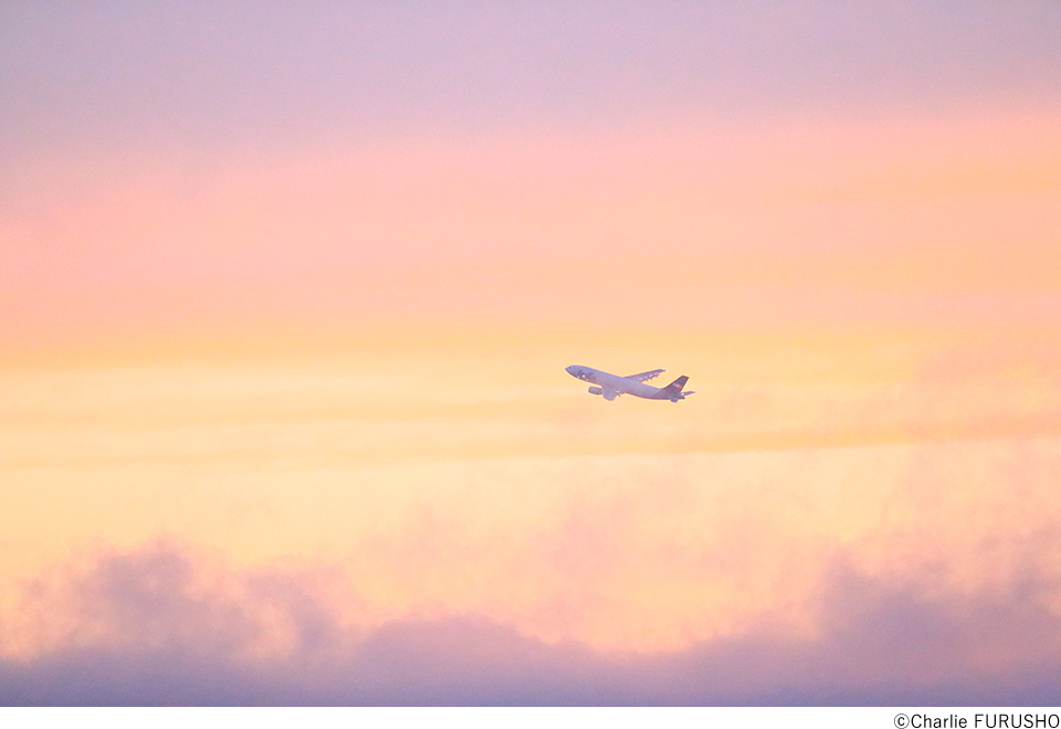 チャーリィ古庄写真展「Clear for Take Off　光明の中、曉闇をついて赴くままに」