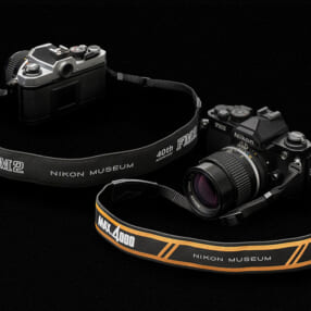 超ロングセラーカメラ「ニコンFM2」の誕生40周年を記念した限定ストラップ発売