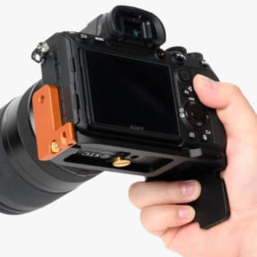 カメラを手のひらで支えて安定させるグリップエクステンション「FOGRIP」の「α7 IV」対応モデル発売