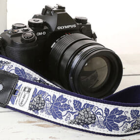繊細な刺繍が美しいドイツ製高級リボンのストラップ「ミーナ カフカリボンのカメラストラップ」