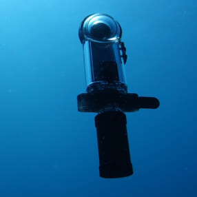 360°カメラを水中で静止させる浮力調整器「RICOH STAYTHEE」100セット限定発売