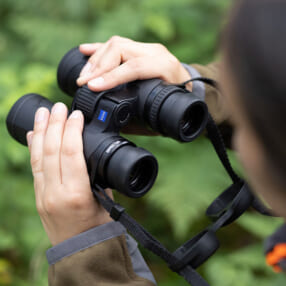 シャープ＆クリアな視界で被写体を素早く見つけられる高性能双眼鏡「ZEISS SFL 8×40 / 10×40」