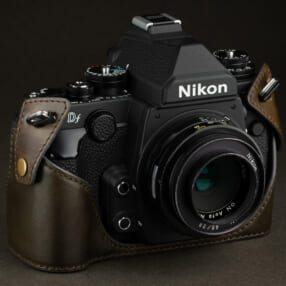 ビンテージ仕上げのイタリアンレザーがクラシカルなカメラにぴったり「KAZA Nikon Df専用ハーフレザーケース」