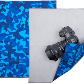 包むだけでピタッとくっつく！ カメラやレンズを守る「イージーラッパー」のブルー迷彩が限定発売