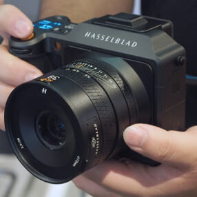 1億画素センサー、1TBのSSD搭載！ フラッグシップ中判ミラーレス「ハッセルブラッド X2D 100C」を触ってきた