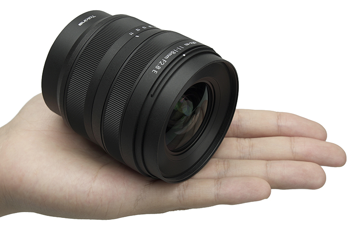 人気の大口径F2.8超広角ズームレンズがAPS-Cミラーレス専用設計で登場