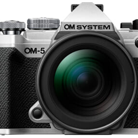 フラッグシップ並みのタフ性能を備えた小型軽量ミラーレスカメラ「OM SYSTEM OM-5」