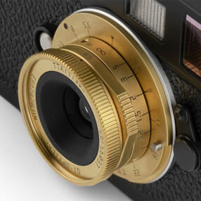 真鍮製のレトロな広角レンズ「TTArtisan 28mm f/5.6 Mマウント」ゴールドとチタンが限定発売
