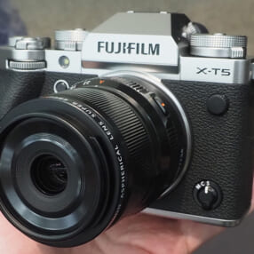 “写真機”であることにこだわった小型軽量ミラーレス「FUJIFILM X-T5」を触ってきた