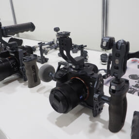 一眼カメラの動画撮影をサポートするFALCAMシリーズが新登場【Inter BEE 2022 レポート】