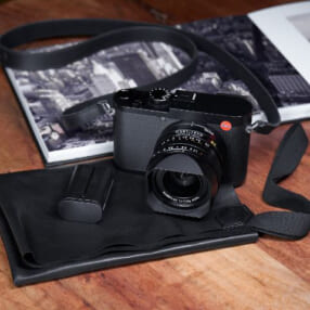 フルサイズコンデジにアクセサリーがセットになった「ライカ Q2 Traveller Kit」期間限定発売