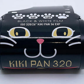 黒ネコのパッケージが目印！ 粒状感のあるモノクロフィルム「KIKI PAN320」