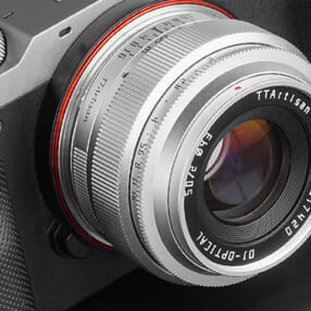 1万円台で買える明るいシルバーのフルサイズ対応パンケーキレンズ「TTArtisan 50mm f/2 シルバー」