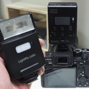 【CP+2023】イギリス生まれの三脚と薄型ストロボ「FlashQ M20」を初披露【銀一】