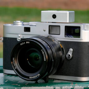 クラシックカメラにフィットするデジタル表示の小型クリップオン露出計「KEKS KM02」