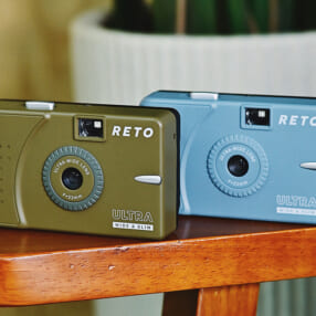 手のひらサイズのレトロなフィルムカメラ「RETO Ultra wide and slim」にシックな新色が仲間入り