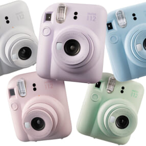 接写やセルフィーが撮りやすくなった“チェキ”エントリーモデル「INSTAX mini 12」