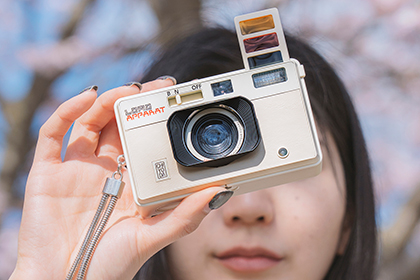 レトロデザインの超広角フィルムカメラに新色が仲間入り