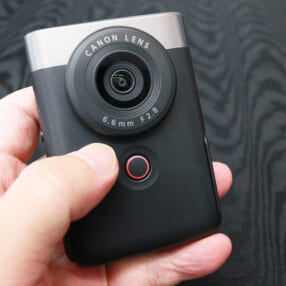 キヤノン「PowerShot V10」を触ってきた！ 片手で操作できる手のひらサイズのVlogカメラ