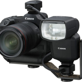 ストロボやマイクへの電源供給にも対応するキヤノンのオフカメラシューコード「OC-E4A」