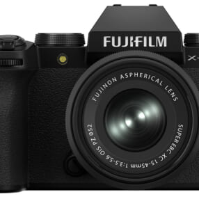 被写体検出AF搭載、6.2K動画やVlog撮影にも対応する小型軽量ミラーレス「FUJIFILM X-S20」