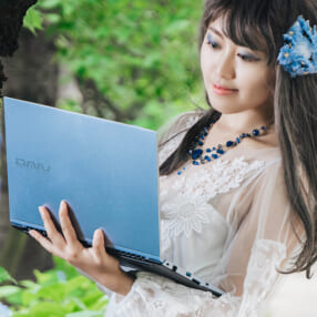 軽くて薄くて高性能なノートPCが欲しい！ セルフポートレート撮影現場で「DAIV S4」を使ってみた