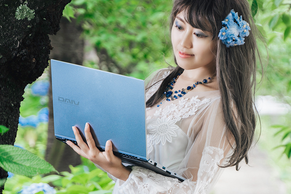 軽くて薄くて高性能なノートPCが欲しい！ セルフポートレート撮影現場