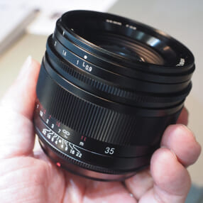 開放F0.9の明るい大口径標準レンズ「NOKTON 35mm F0.9 Aspherical」が8/23発売