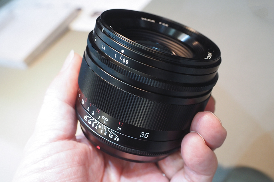 開放F0.9の明るい大口径標準レンズ「フォクトレンダー NOKTON 35mm F0.9 Aspherical X-mount」 | CAPA  CAMERA WEB