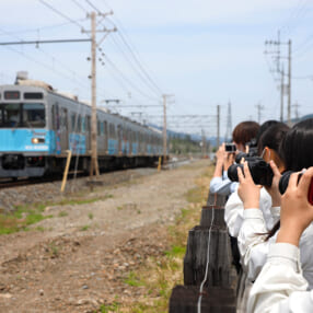 【人気写真家・中井精也とめざせ！町の鉄道写真展】特別授業で初めての鉄道写真に挑戦！