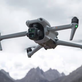 10万円台でスタートできる！ デュアルカメラを搭載した軽量ドローン「DJI Air 3」
