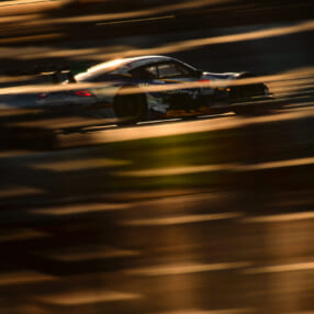 フェンスを見事に生かしたSUPER GTの写真が優勝！ CAPA「流し撮りGP 2023」第2戦の結果発表